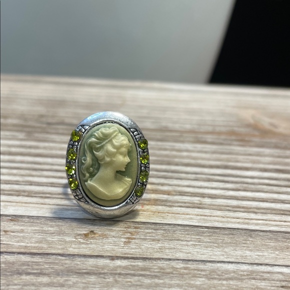 Elegant Silver Cameo Ring with Green Accents - Picture 3 of 4